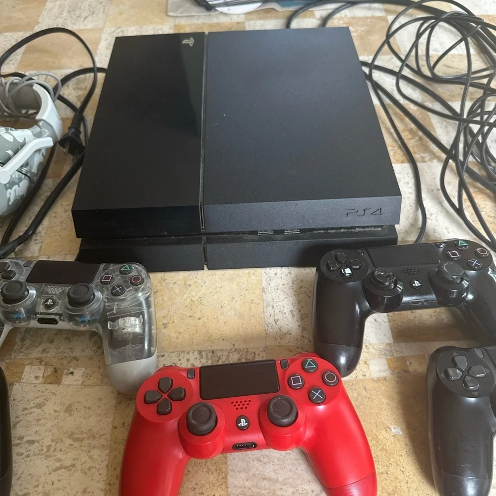 Sony PlayStation 4 Console Bundle - Read Description - 5 Controllers + Games HP